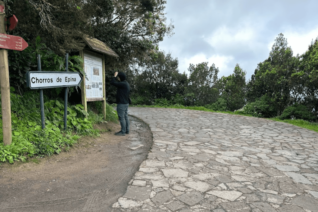 Ein breiter, gepflasterter Weg mit einer Anschlagtafel ist der Ausgangspunkt des Weges nach Chorros De Epina, La Gomera, Kanarische Inseln, Spanien