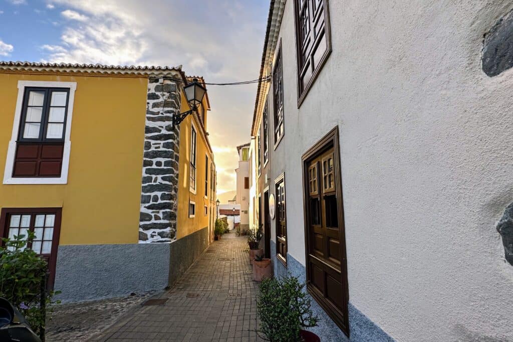 Amanecer entre estrechas calles históricas en Agulo La Gomera Islas Canarias