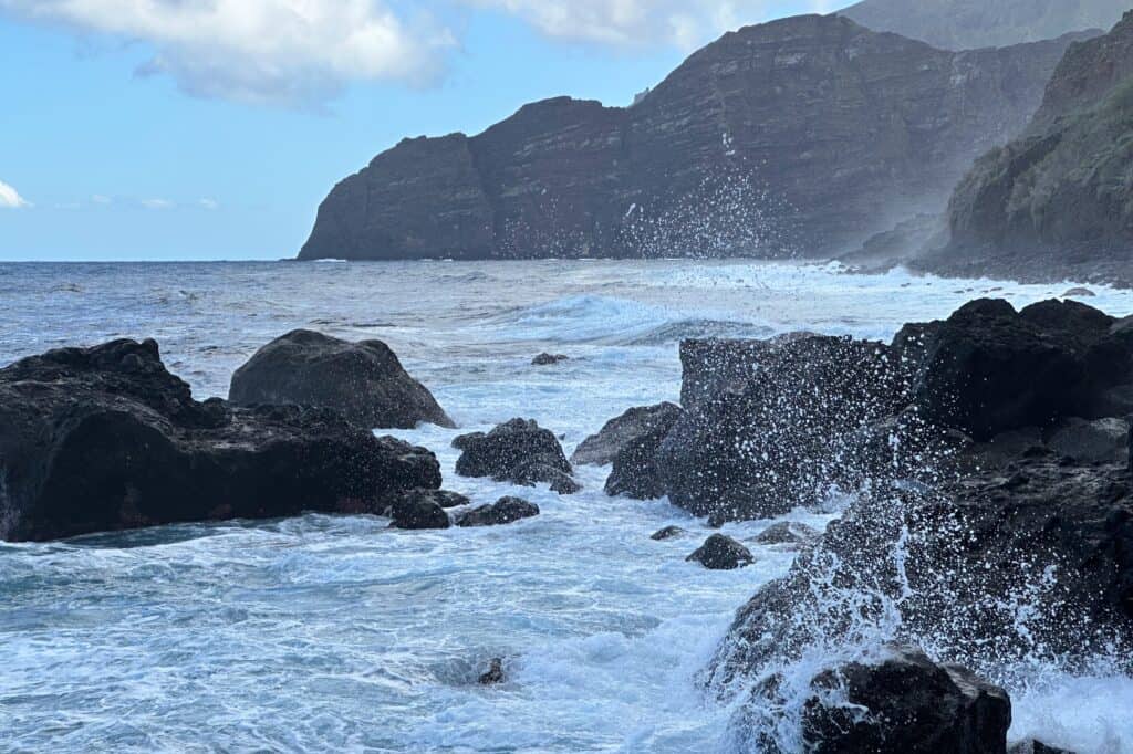 Olas rompen contra rocas negras en Agulo La Gomera Islas Canarias
