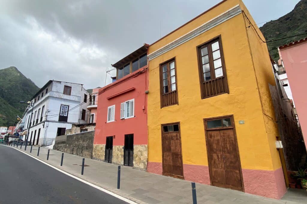 Attraktive orangefarbene und rosafarbene Gebäude in Hermigua La Gomera