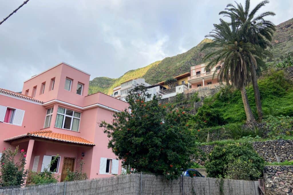 Rosa Gebäude am Berghang in Hermigua La Gomera