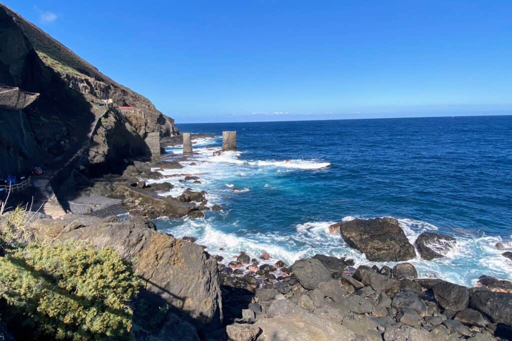 Las olas rompen alrededor de las rocas en Pescante de Agulo La Gomera Islas Canarias